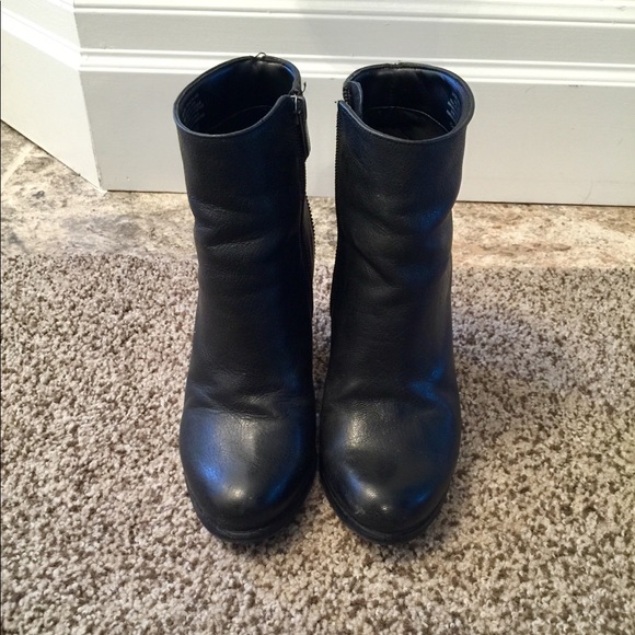 Vince Camuto VC-Hiller Bootie - Picture 2 of 7